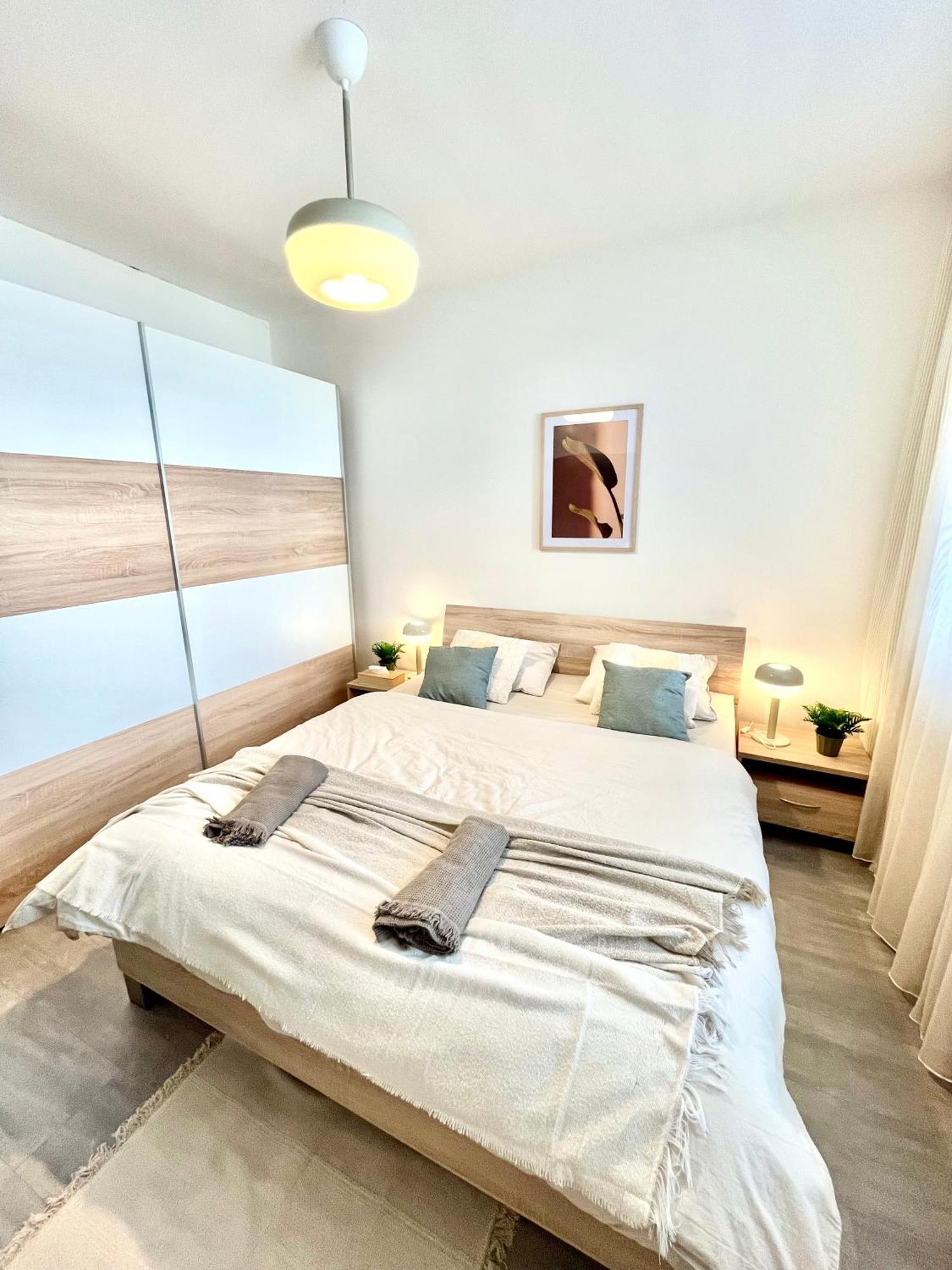 The Elite Suite Downtown 2- Bedroom Apt Ac & Garage Parking Bratislava Exterior photo