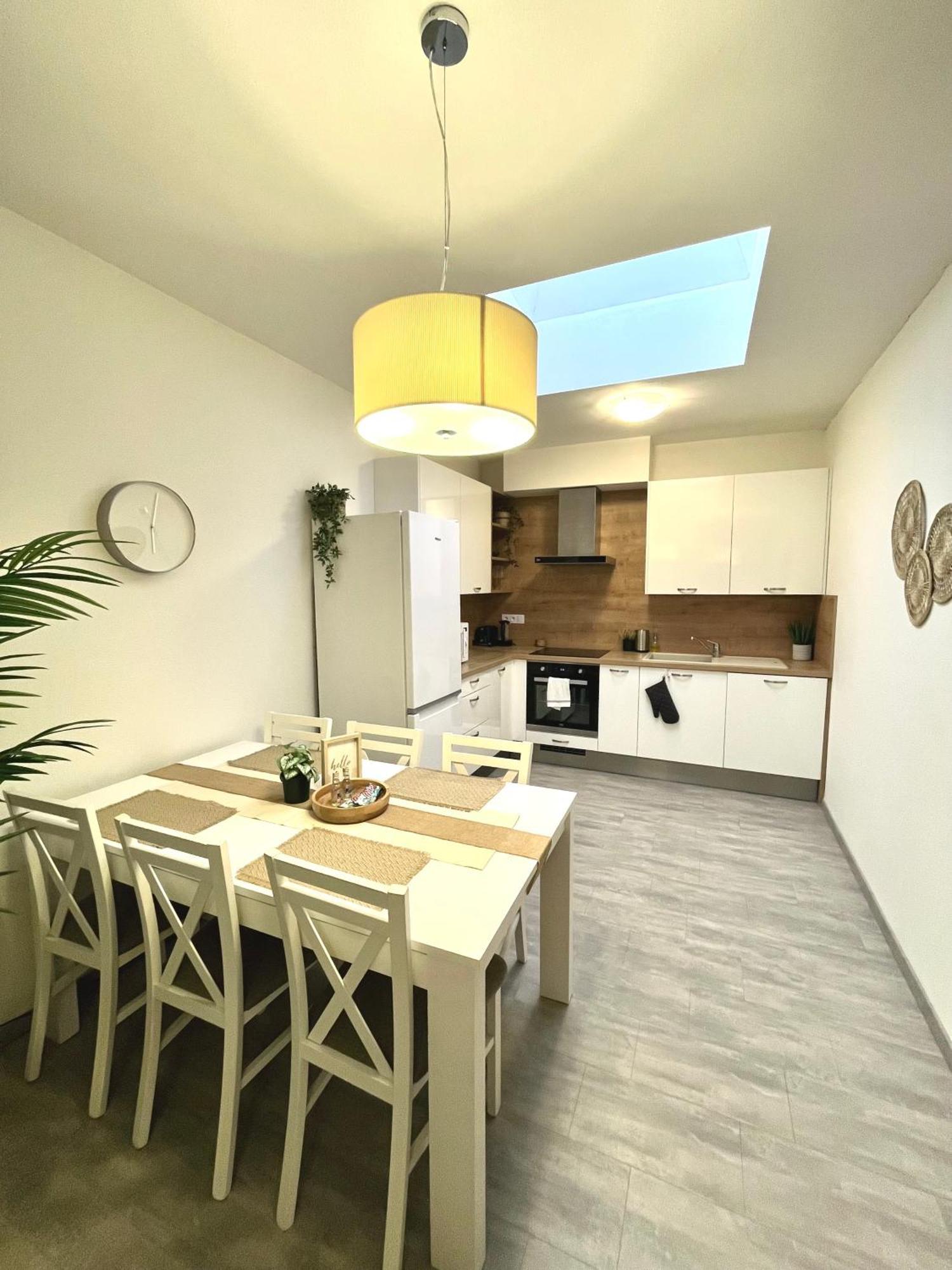 The Elite Suite Downtown 2- Bedroom Apt Ac & Garage Parking Bratislava Exterior photo